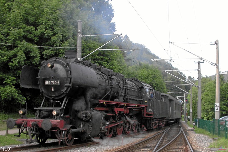 Bahn 110.jpg - An diem Tag bespannt die Lok einen Sonderzug für das Internationale Mercedes-Benz W123-Treffen.